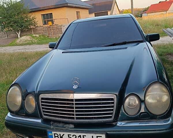 Зеленый Мерседес Е-Класс, объемом двигателя 2.3 л и пробегом 400 тыс. км за 3800 $, фото 1 на Automoto.ua