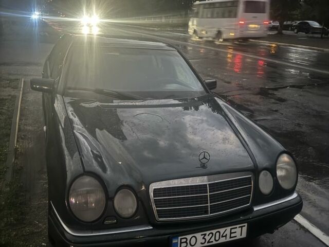Зелений Мерседес Е-Клас, об'ємом двигуна 4.2 л та пробігом 400 тис. км за 2200 $, фото 1 на Automoto.ua