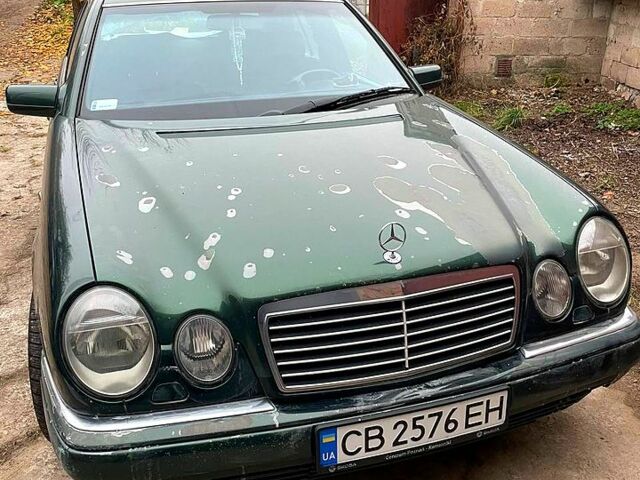 Зеленый Мерседес Е-Класс, объемом двигателя 3.2 л и пробегом 302 тыс. км за 3400 $, фото 1 на Automoto.ua