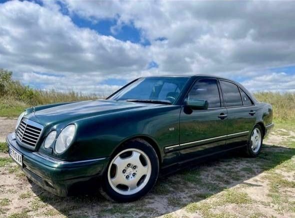 Зеленый Мерседес Е-Класс, объемом двигателя 4.2 л и пробегом 300 тыс. км за 2500 $, фото 1 на Automoto.ua