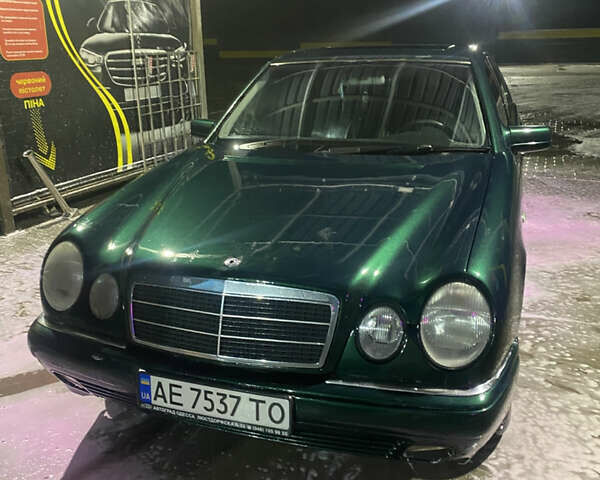 Зелений Мерседес Е-Клас, об'ємом двигуна 2.4 л та пробігом 345 тис. км за 2000 $, фото 1 на Automoto.ua
