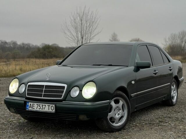 Зеленый Мерседес Е-Класс, объемом двигателя 2.4 л и пробегом 360 тыс. км за 3400 $, фото 1 на Automoto.ua