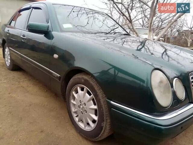 Зеленый Мерседес Е-Класс, объемом двигателя 4.27 л и пробегом 396 тыс. км за 4444 $, фото 1 на Automoto.ua