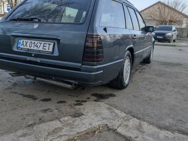 Зелений Мерседес Е-Клас, об'ємом двигуна 2 л та пробігом 304 тис. км за 2100 $, фото 1 на Automoto.ua