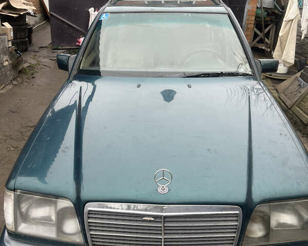 Зеленый Мерседес Е-Класс, объемом двигателя 3 л и пробегом 402 тыс. км за 2700 $, фото 1 на Automoto.ua