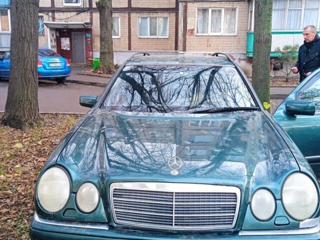 Зеленый Мерседес Е-Класс, объемом двигателя 2 л и пробегом 300 тыс. км за 1654 $, фото 1 на Automoto.ua