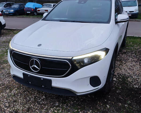 Белый Мерседес EQA, объемом двигателя 0 л и пробегом 12 тыс. км за 28999 $, фото 1 на Automoto.ua