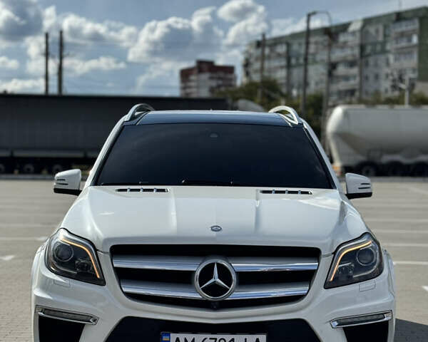 Мерседес ГЛ-класс 2014 в Сумах на Automoto.ua Белый Мерседес ГЛ-класс, объемом двигателя 4.7 л и пробегом 200 тыс. км за 29999 $, фото 1 на Automoto.ua