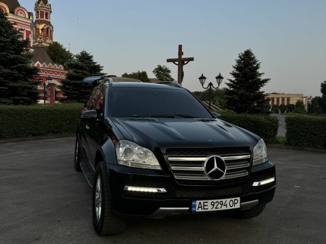 Черный Мерседес ГЛ-класс, объемом двигателя 4.7 л и пробегом 250 тыс. км за 12000 $, фото 1 на Automoto.ua