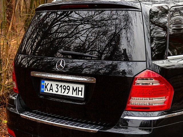 Черный Мерседес ГЛ-класс, объемом двигателя 5.5 л и пробегом 240 тыс. км за 16000 $, фото 1 на Automoto.ua