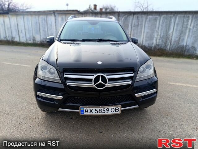 Черный Мерседес ГЛ-класс, объемом двигателя 5.5 л и пробегом 282 тыс. км за 14000 $, фото 1 на Automoto.ua