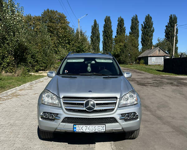 Мерседес ГЛ-класс 2010 в Ровно на Automoto.ua Серый Мерседес ГЛ-класс, объемом двигателя 4.7 л и пробегом 230 тыс. км за 15300 $, фото 1 на Automoto.ua