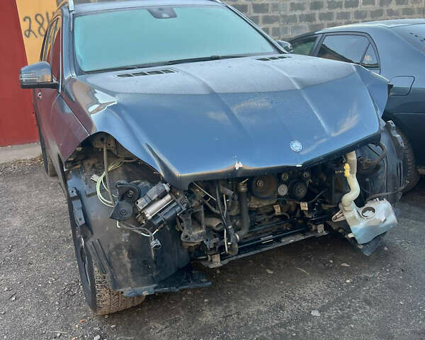 Серый Мерседес ГЛ-класс, объемом двигателя 4.6 л и пробегом 320 тыс. км за 12000 $, фото 1 на Automoto.ua