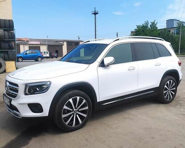 Белый Мерседес GLB-Class, объемом двигателя 1.99 л и пробегом 26 тыс. км за 35600 $, фото 1 на Automoto.ua