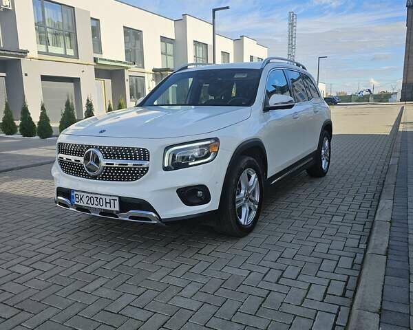 Белый Мерседес GLB-Class, объемом двигателя 1.99 л и пробегом 71 тыс. км за 29500 $, фото 1 на Automoto.ua