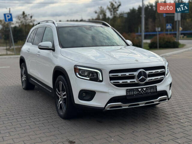 Белый Мерседес GLB-Class, объемом двигателя 2 л и пробегом 84 тыс. км за 30900 $, фото 1 на Automoto.ua