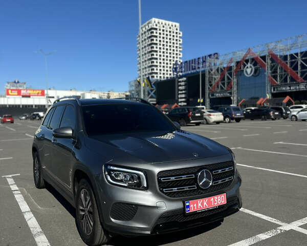 Серый Мерседес GLB-Class, объемом двигателя 1.95 л и пробегом 27 тыс. км за 38800 $, фото 1 на Automoto.ua