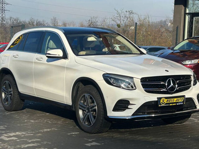 Белый Мерседес GLC 300, объемом двигателя 2 л и пробегом 68 тыс. км за 31500 $, фото 1 на Automoto.ua