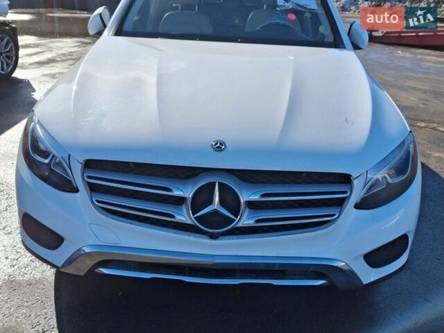 Белый Мерседес ГЛЦ-Класс, объемом двигателя 1.99 л и пробегом 137 тыс. км за 28100 $, фото 1 на Automoto.ua