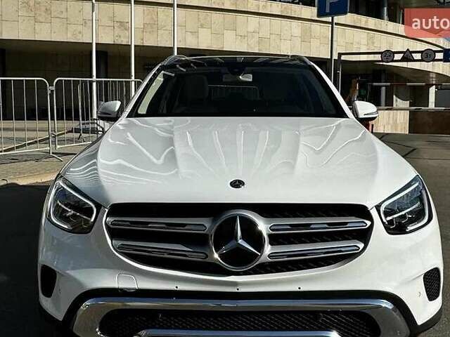 Белый Мерседес ГЛЦ-Класс, объемом двигателя 2 л и пробегом 39 тыс. км за 33100 $, фото 1 на Automoto.ua