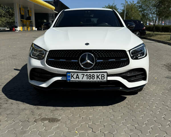 Белый Мерседес ГЛЦ-Класс, объемом двигателя 1.95 л и пробегом 39 тыс. км за 62900 $, фото 1 на Automoto.ua