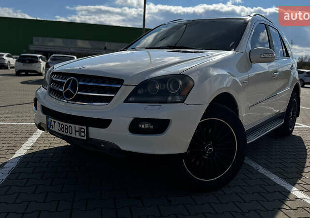 Белый Мерседес М-Класс, объемом двигателя 3.5 л и пробегом 258 тыс. км за 10900 $, фото 1 на Automoto.ua