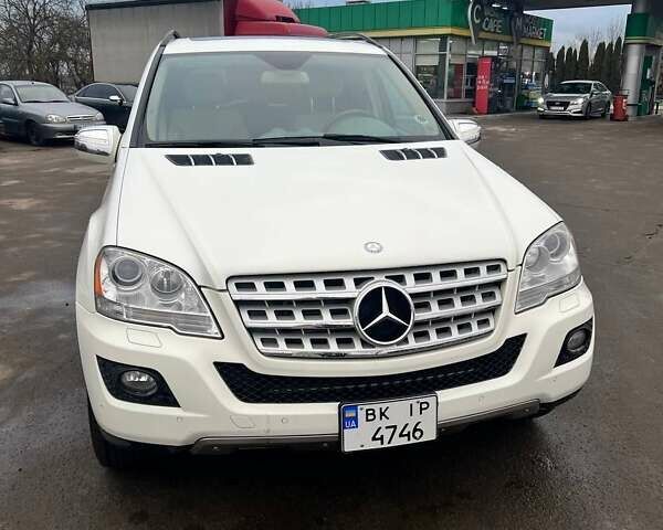 Белый Мерседес М-Класс, объемом двигателя 6.21 л и пробегом 216 тыс. км за 17500 $, фото 1 на Automoto.ua