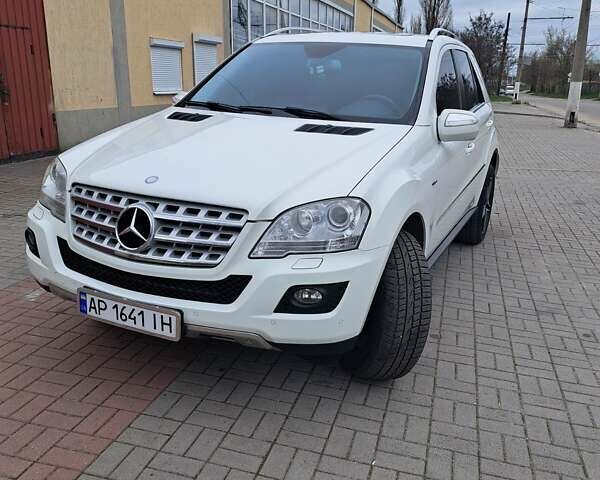 Белый Мерседес М-Класс, объемом двигателя 3 л и пробегом 250 тыс. км за 16000 $, фото 1 на Automoto.ua