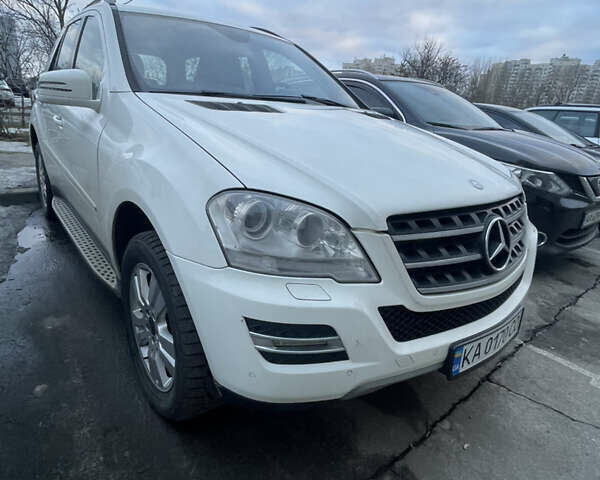 Білий Мерседес М-Клас, об'ємом двигуна 2.99 л та пробігом 219 тис. км за 16900 $, фото 1 на Automoto.ua