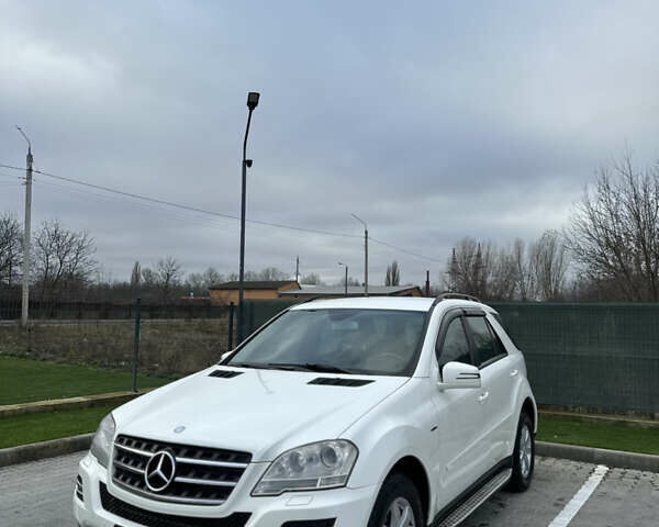 Белый Мерседес М-Класс, объемом двигателя 2.99 л и пробегом 185 тыс. км за 15500 $, фото 1 на Automoto.ua