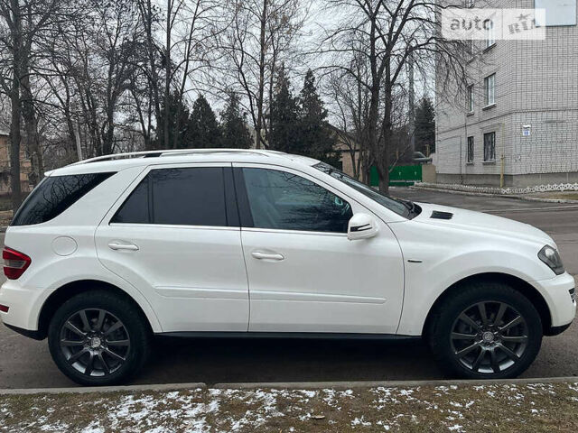 Білий Мерседес М-Клас, об'ємом двигуна 3 л та пробігом 235 тис. км за 14000 $, фото 1 на Automoto.ua