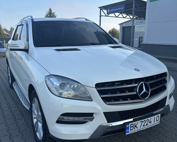 Мерседес М-Класс 2012 в Нововолынск на Automoto.ua Белый Мерседес М-Класс, объемом двигателя 3.5 л и пробегом 195 тыс. км за 20000 $, фото 1 на Automoto.ua