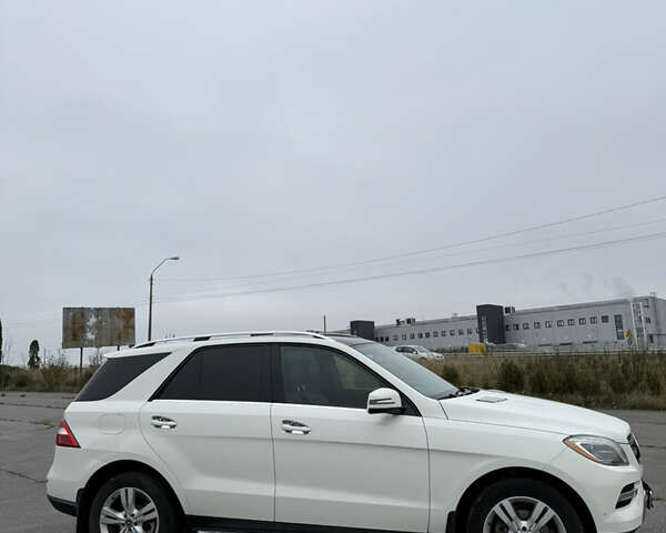 Белый Мерседес М-Класс, объемом двигателя 3 л и пробегом 240 тыс. км за 23499 $, фото 1 на Automoto.ua