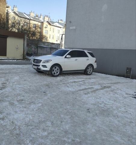 Белый Мерседес М-Класс, объемом двигателя 2.99 л и пробегом 214 тыс. км за 22000 $, фото 1 на Automoto.ua