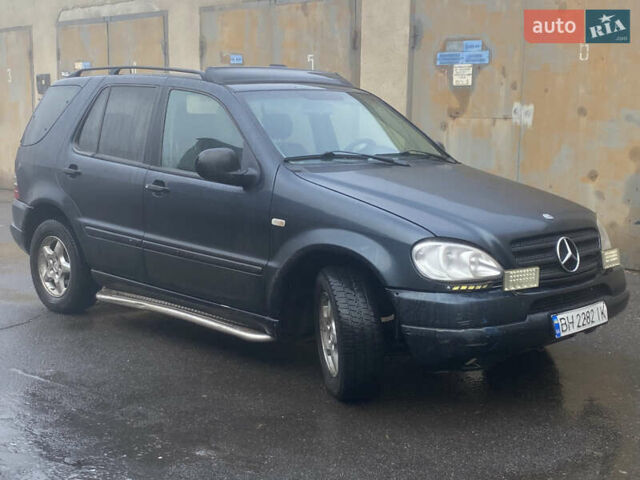 Черный Мерседес М-Класс, объемом двигателя 2.69 л и пробегом 358 тыс. км за 5000 $, фото 1 на Automoto.ua