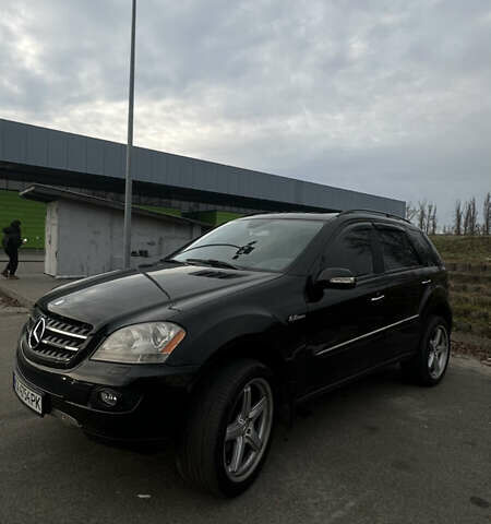 Черный Мерседес М-Класс, объемом двигателя 4.97 л и пробегом 335 тыс. км за 10500 $, фото 1 на Automoto.ua