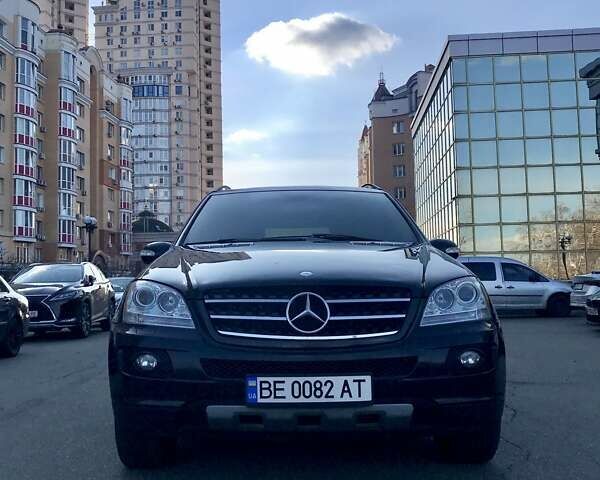 Черный Мерседес М-Класс, объемом двигателя 3.5 л и пробегом 220 тыс. км за 8000 $, фото 1 на Automoto.ua