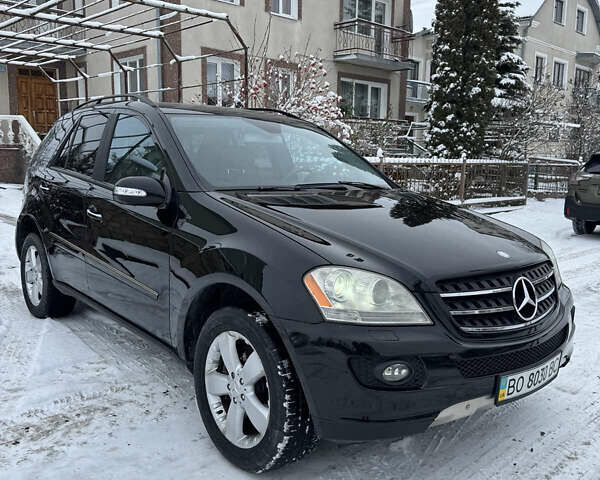 Черный Мерседес М-Класс, объемом двигателя 4.97 л и пробегом 222 тыс. км за 8700 $, фото 1 на Automoto.ua