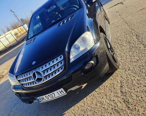 Черный Мерседес М-Класс, объемом двигателя 3 л и пробегом 210 тыс. км за 13699 $, фото 1 на Automoto.ua