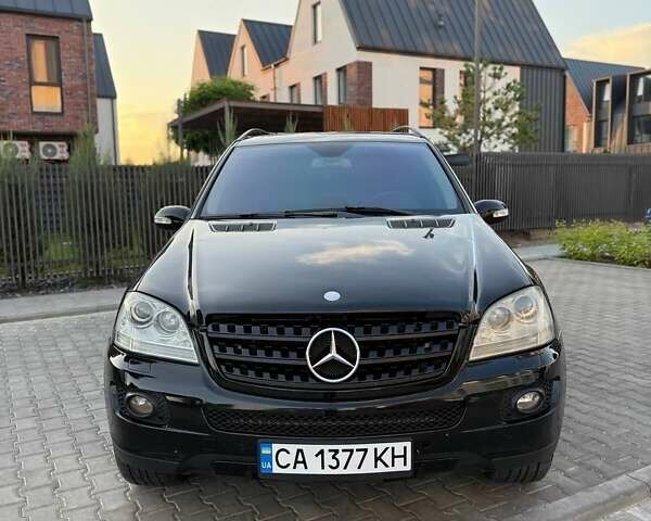 Черный Мерседес М-Класс, объемом двигателя 3.5 л и пробегом 293 тыс. км за 8300 $, фото 1 на Automoto.ua