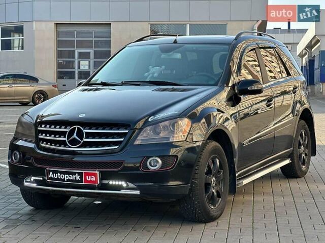 Черный Мерседес М-Класс, объемом двигателя 3.5 л и пробегом 214 тыс. км за 10940 $, фото 1 на Automoto.ua