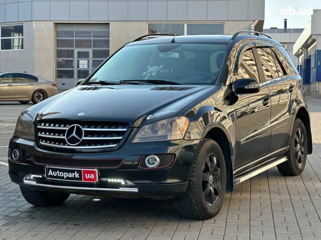 Черный Мерседес М-Класс, объемом двигателя 3.5 л и пробегом 214 тыс. км за 10940 $, фото 1 на Automoto.ua