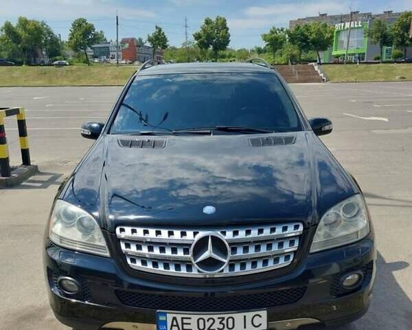 Черный Мерседес М-Класс, объемом двигателя 3.49 л и пробегом 234 тыс. км за 10599 $, фото 1 на Automoto.ua