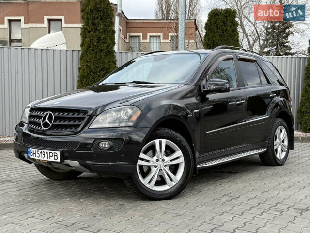 Черный Мерседес М-Класс, объемом двигателя 3.5 л и пробегом 240 тыс. км за 6900 $, фото 1 на Automoto.ua