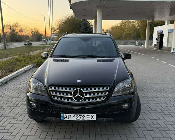 Черный Мерседес М-Класс, объемом двигателя 3.5 л и пробегом 360 тыс. км за 12000 $, фото 1 на Automoto.ua