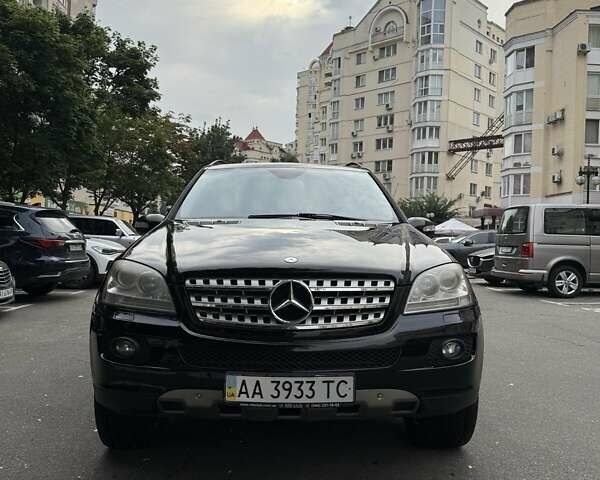 Черный Мерседес М-Класс, объемом двигателя 3.5 л и пробегом 358 тыс. км за 10000 $, фото 1 на Automoto.ua