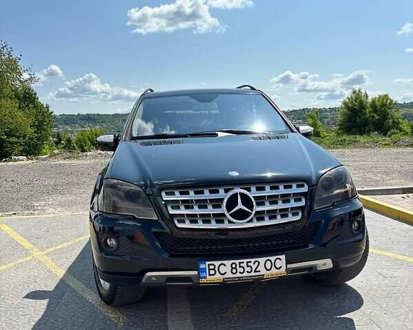 Черный Мерседес М-Класс, объемом двигателя 2.99 л и пробегом 404 тыс. км за 10999 $, фото 1 на Automoto.ua