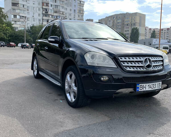 Черный Мерседес М-Класс, объемом двигателя 3.5 л и пробегом 247 тыс. км за 10900 $, фото 1 на Automoto.ua