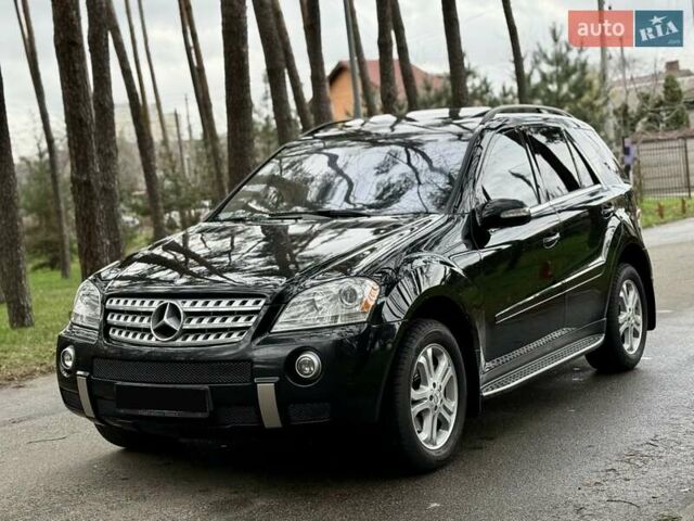 Черный Мерседес М-Класс, объемом двигателя 3.5 л и пробегом 174 тыс. км за 10999 $, фото 1 на Automoto.ua