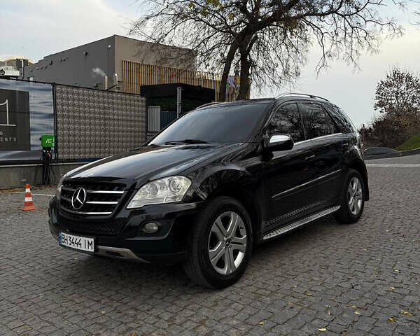 Черный Мерседес М-Класс, объемом двигателя 3.5 л и пробегом 192 тыс. км за 12500 $, фото 1 на Automoto.ua